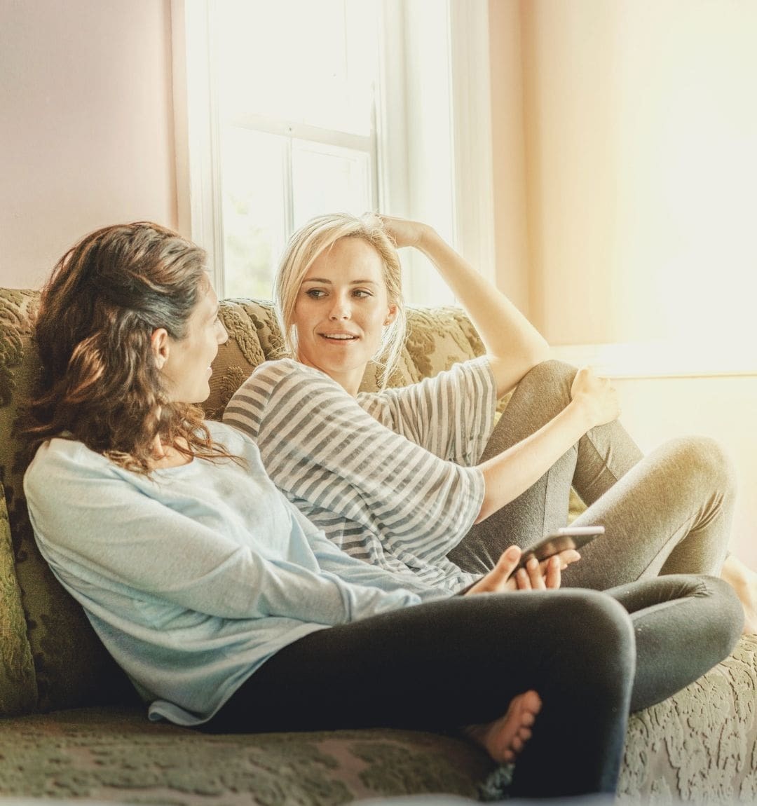 friends-chatting how to be a good friend to a girl | how to be a good friend book | how to be a good friend speech